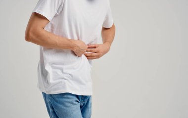 Karın ağrısı olan sakallı bir adam. Sağlık sorunları, ishal.