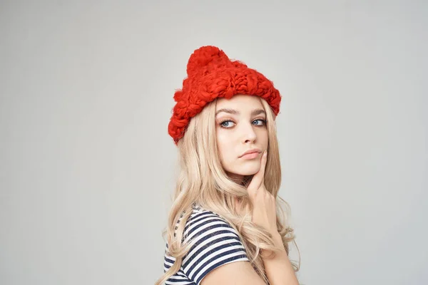 Ξανθιά σε ριγέ T-shirt Κόκκινο καπέλο φως φόντο Lifestyle — Φωτογραφία Αρχείου