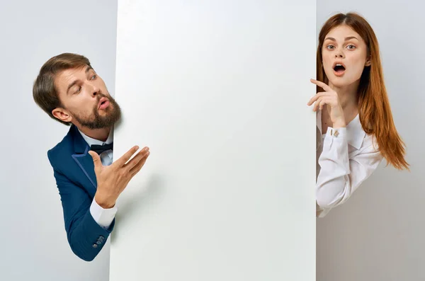 Homem e mulher com cartaz mockup branco sinal de publicidade estúdio de cópia-espaço — Fotografia de Stock