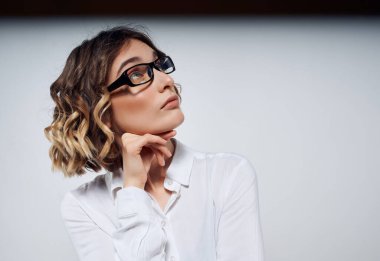 Gözlüklü kadın ofis yöneticisi.