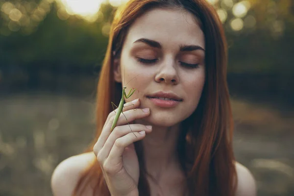 Mujer vestida de blanco con una mantis religiosa en primer plano —  Fotos de Stock