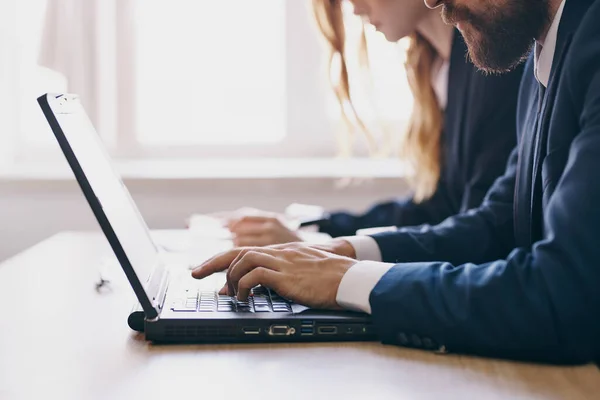 Business man and woman in the office in front of a laptop career network technologies — Stock fotografie