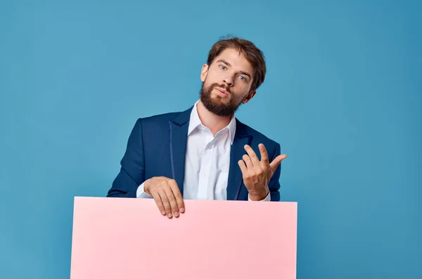 Vidám ember rózsaszín papír a kezében marketing szórakoztató Életmód elszigetelt háttér — Stock Fotó