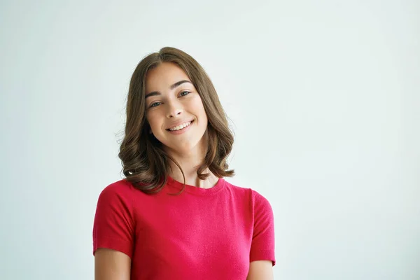 Bonita mulher segurando o cabelo cosméticos luz fundo — Fotografia de Stock