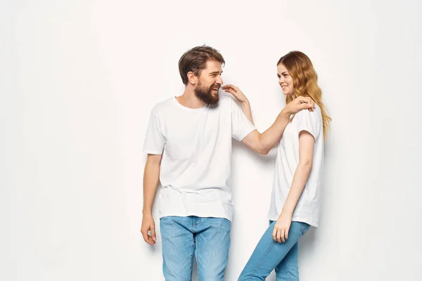 Giovane coppia in bianco t-shirt abbracciare amicizia insieme — Foto Stock