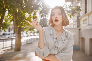 Güzel kadın kırmızı dudaklar cazibeli şehir yürüyüşü yaşam tarzı