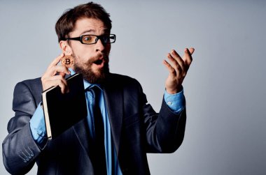 Bitcoin kriptosu olan takım elbiseli bir iş adamı elinde mali yatırımlar ekonomisi