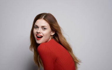 Güzel kadın çekici. Saç stili makyaj stüdyosu.