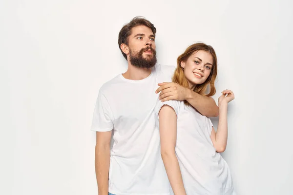 Allegro uomo e donna in t-shirt bianche abbracciano l'amicizia insieme — Foto Stock