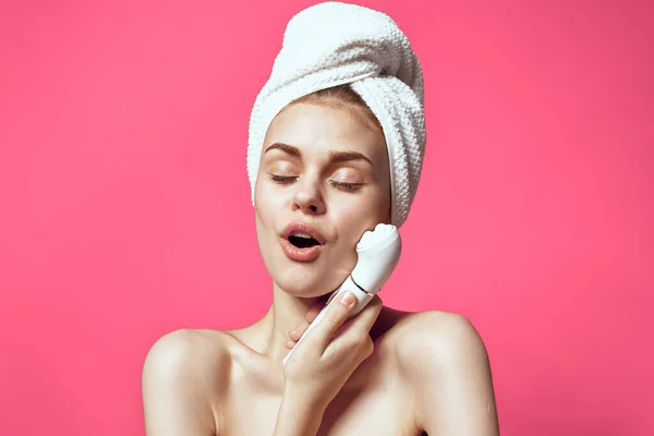 Жінка з рушником на голові голі плечі масаж обличчя — стокове фото