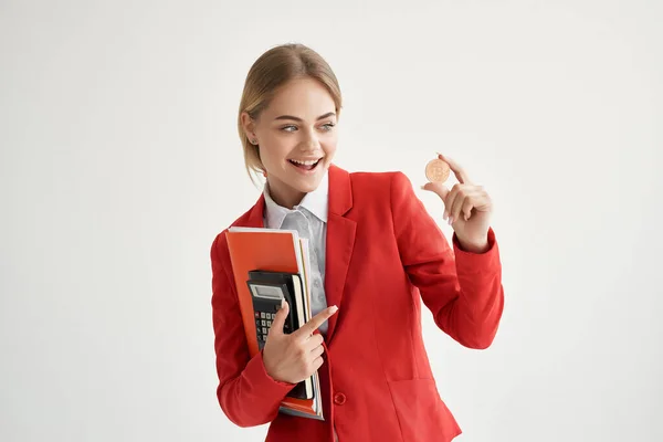 Бізнес-леді Червона куртка віртуальна грошова економіка ізольований фон — стокове фото