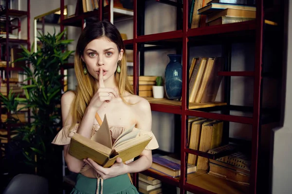 Vacker kvinna med en bok i händerna på ett café livsstil — Stockfoto