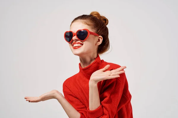 Hübsche Frau modernen Stil Sonnenbrille attraktiven Look — Stockfoto