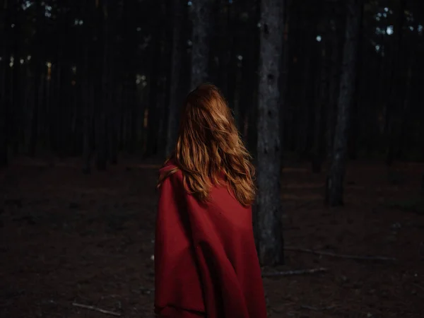 Κοκκινομάλλα γυναίκα κόκκινο καρό δάσος ελευθερία φύση — Φωτογραφία Αρχείου