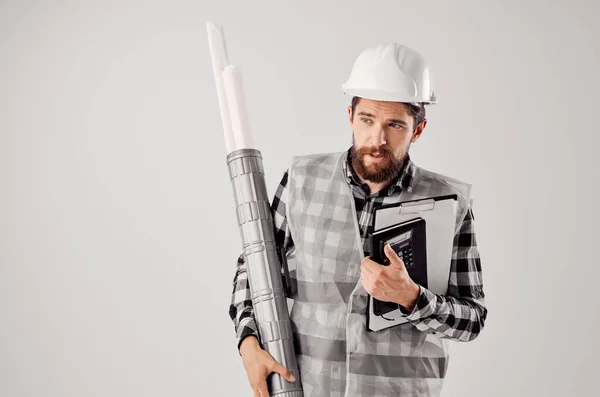 Trabajador masculino en un casco blanco planos Fondo ligero profesional — Foto de Stock