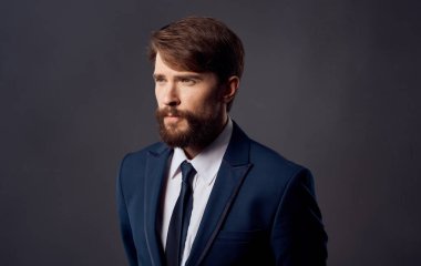 Yönetici duyguları el hareketleri koyu arkaplan