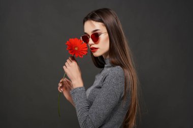 Çekici esmer, kırmızı çiçek cazibesi kozmetik ürünleri.