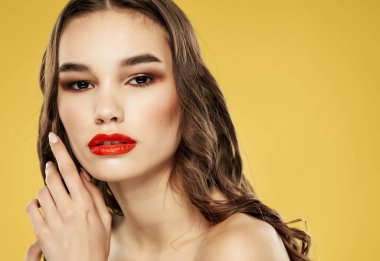 Güzel kadın çıplak omuzlar lüks sarı arka plan