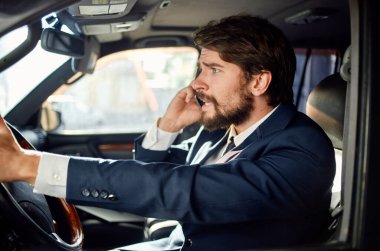 Lüks bir hayat tarzı olan zengin bir araba yolculuğu yapan işadamları