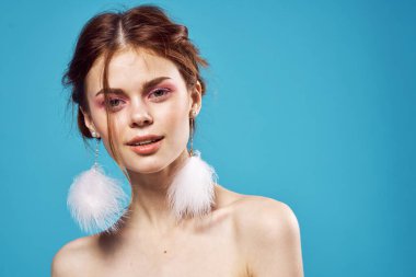 Çıplak omuzlu seksi bir kadın. Parlak makyajlı.