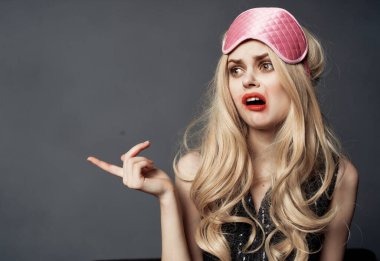 Uyku partisi için sarhoş kadın maskesi izole edilmiş yaşam tarzı