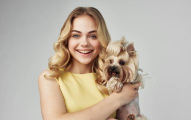 Güzel bir kadın. Saf bir köpek. Manzaralı.