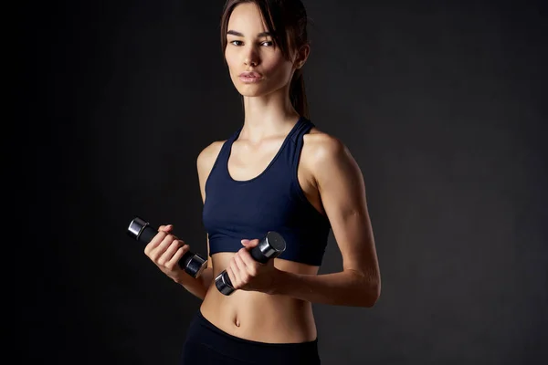 Mujer atlética entrenamiento muscular figura delgada gimnasio estudio gimnasio — Foto de Stock