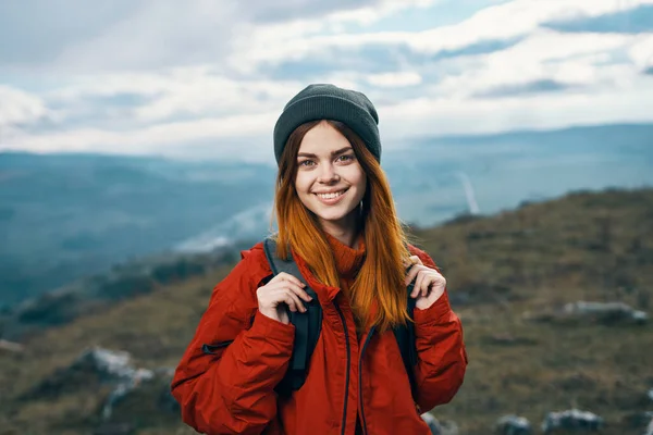 Веселая женщина турист прогулка в горах активный отдых путешествия — стоковое фото