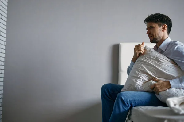 Мужчина в доме одиночество депрессия расстройство интерьера — стоковое фото