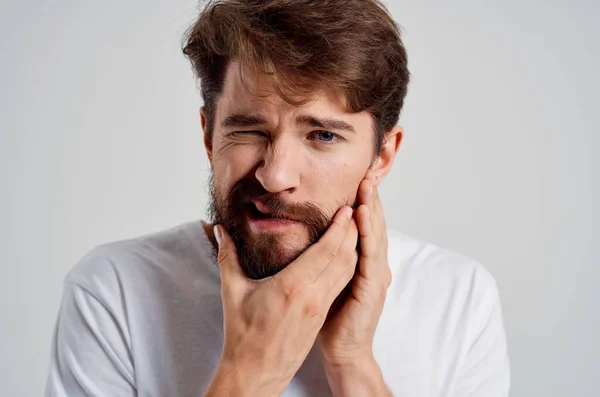 수염을 기른 사람의 치통 과 건강 문제가 뚜렷 한 배경을 드러냈다 — 스톡 사진