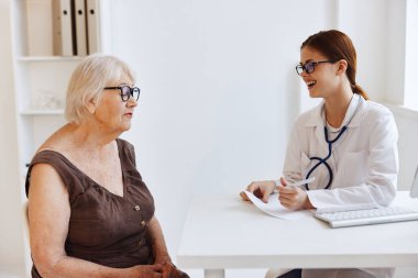 Doktor ve hasta muayene uzmanı tavsiyesi