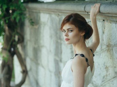 Yunanistan 'da açık havada beyaz elbiseli bir kadın.