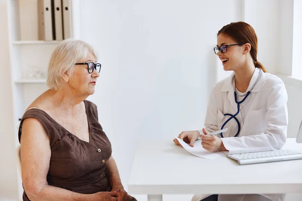 Doctor and patient patient examination professional advice — Stock Photo, Image