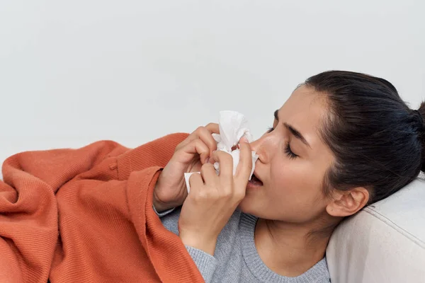 Frau auf der Couch liegend kalte gesundheitliche Probleme Behandlung — Stockfoto