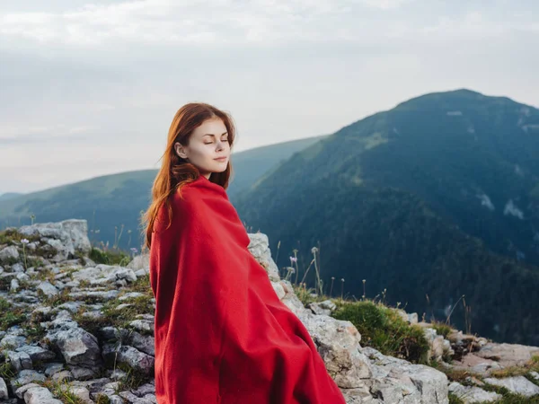 Kobieta w czerwonej kraty w górach krajobraz natura styl życia — Zdjęcie stockowe