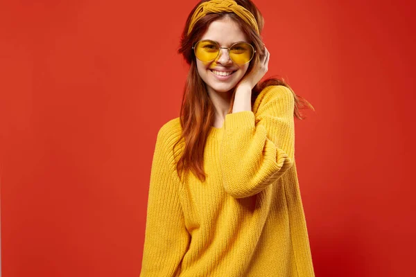 노란 안경을 쓰고 생활 방식을 꾸미는 쾌활 한 여성 — 스톡 사진