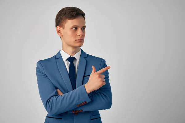 Чоловік з курткою в краватці бізнесмен Професійний ізольований фон — стокове фото