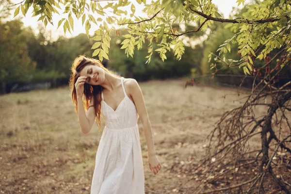 Mujer bonita en vestido blanco verano caminar árboles vacaciones —  Fotos de Stock