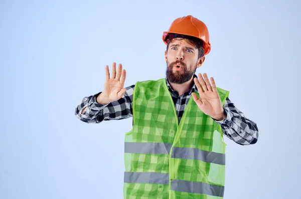 Werkende man in oranje harde hoed bouw professionele Studio — Stockfoto