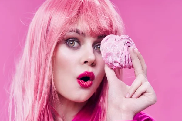 Γυναίκα με ροζ μαλλιά γλυκά επιδόρπιο glamor απόλαυση — Φωτογραφία Αρχείου