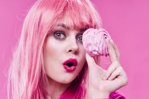 женщина с розовыми волосами сладости десерт гламур удовольствие