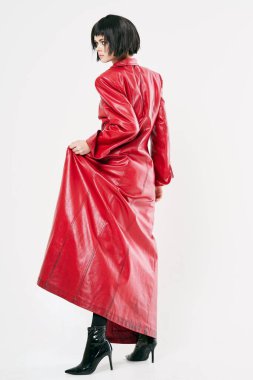 Kırmızı ceketli kadın lüks moda cazibesi