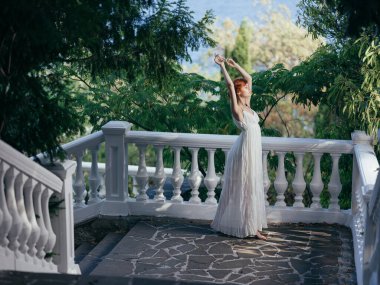 Beyaz elbiseli kadın Yunan modası cazibe prensesi