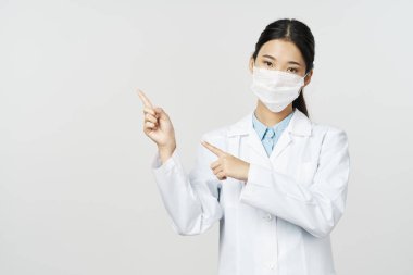 Beyaz önlüklü kadın doktor tıbbi maskeyi kopyala