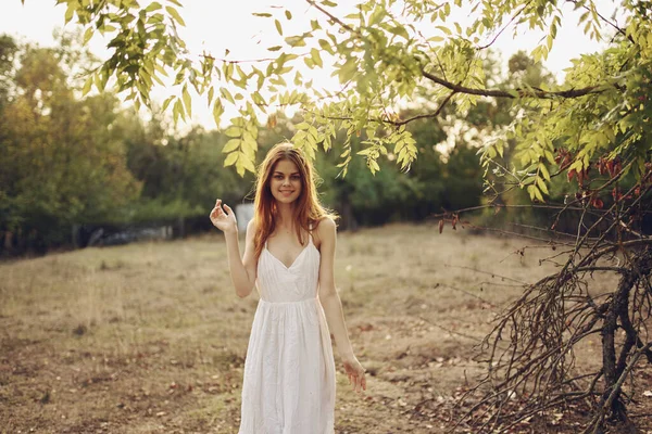 Donna allegra in un vestito bianco all'aperto in una passeggiata campo — Foto Stock