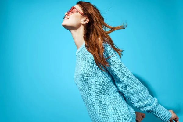 Mooie vrouw in een blauwe trui studio leuk — Stockfoto