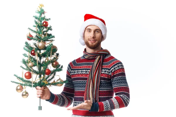 Όμορφος άνδρας σε ένα καπέλο Σάντα Χριστούγεννα διακοσμήσεις διακοπές Πρωτοχρονιά απομονωμένη φόντο — Φωτογραφία Αρχείου
