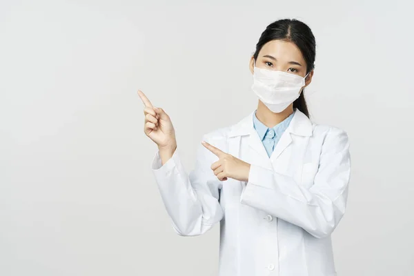 Kvinnlig läkare i vit rock medicinsk mask Kopiera utrymme isolerad bakgrund — Stockfoto