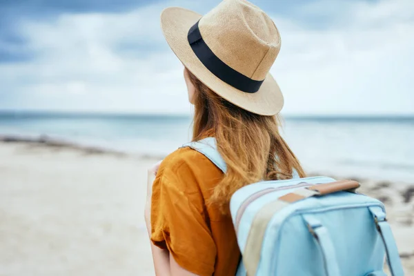 Turista mujer con mochila viaja en la isla de playa al aire libre —  Fotos de Stock