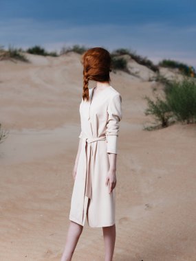 Kadın dışarıda sakallı, kumsalda yürüyor.